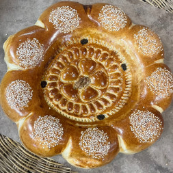 Свежий хлеб праздничный с изюмом и орехами из тандыра 430 г